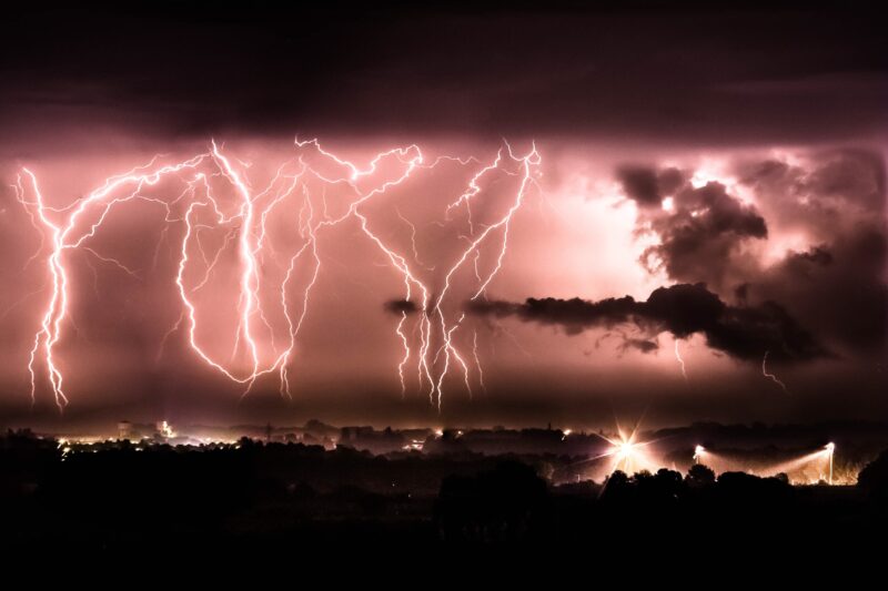 Orages violents cinq départements en alerte orange ce mardi après-midi