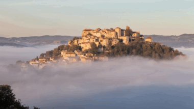 Perché au-dessus des nuages, ce village d’Occitanie semble hors du temps !