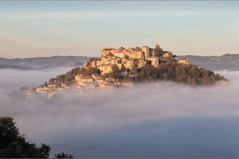 Perché au-dessus des nuages, ce village d’Occitanie semble hors du temps !