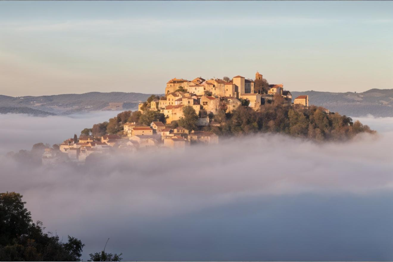Perché au-dessus des nuages, ce village d’Occitanie semble hors du temps !