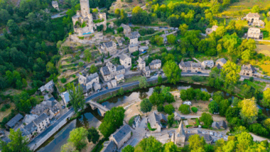 Perché entre collines et rivière, ce village médiéval vous enchantera cet été !