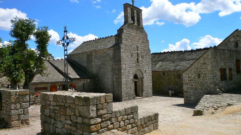 Quel est ce village fortifié perché en Lozère qui fascine les visiteurs Un trésor médiéval à découvrir 1