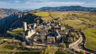 Quel est ce village fortifié perché en Lozère qui fascine les visiteurs Un trésor médiéval à découvrir