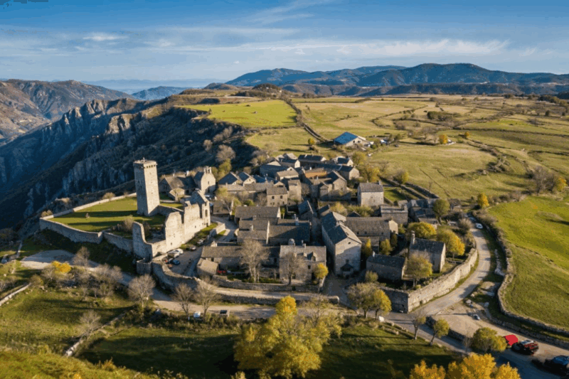 Quel est ce village fortifié perché en Lozère qui fascine les visiteurs Un trésor médiéval à découvrir