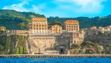 Un palais suspendu face au Vésuve cet hôtel de légende perpétue l’art de vivre italien depuis 1834 !