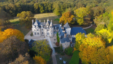À deux heures de Paris, ce château caché au cœur de la forêt promet un week-end de luxe et de sérénité