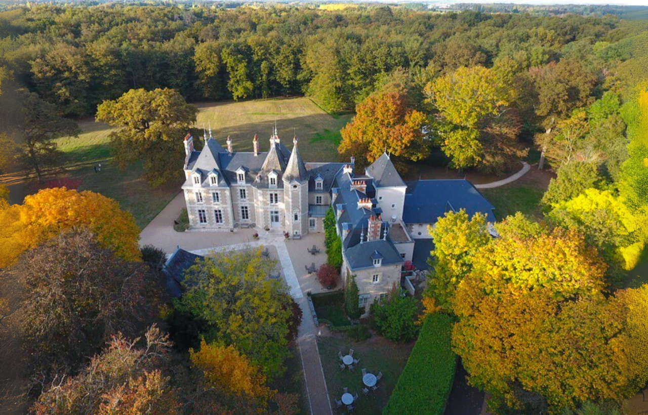 À deux heures de Paris, ce château caché au cœur de la forêt promet un week-end de luxe et de sérénité