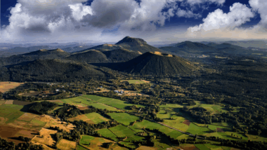 Au cœur de l’Auvergne, un alignement de volcans dévoile ses mystères millénaires