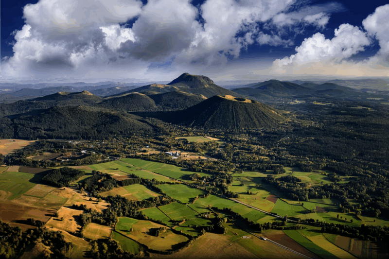 Au cœur de l’Auvergne, un alignement de volcans dévoile ses mystères millénaires