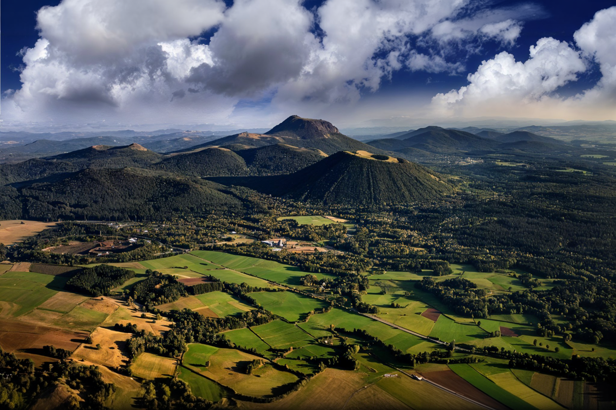 Au cœur de l’Auvergne, un alignement de volcans dévoile ses mystères millénaires