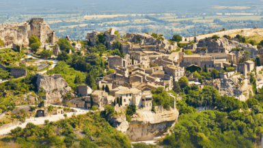 Ce village médiéval des Alpilles est une escapade parfaite pour l’été !