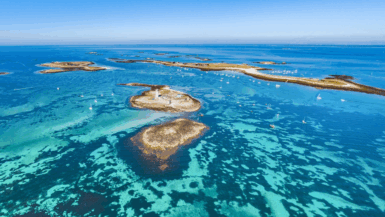 Ces îles bretonnes aux allures des Maldives séduisent les vacanciers et à petit prix !