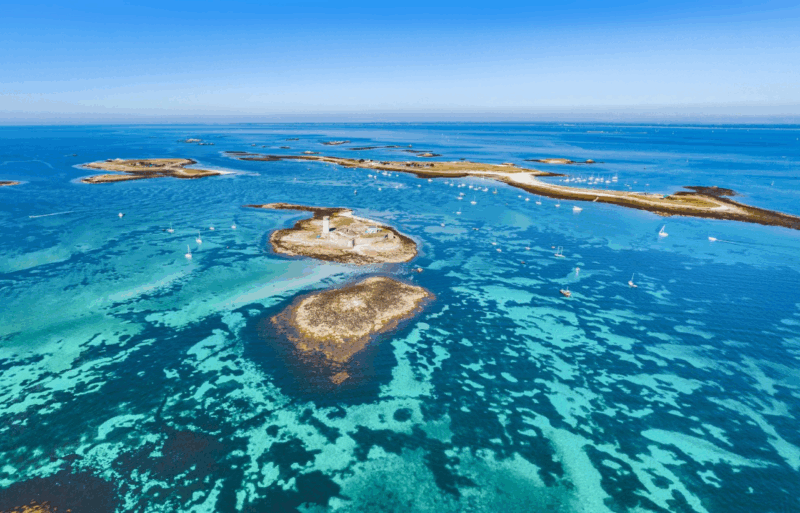Ces îles bretonnes aux allures des Maldives séduisent les vacanciers et à petit prix !