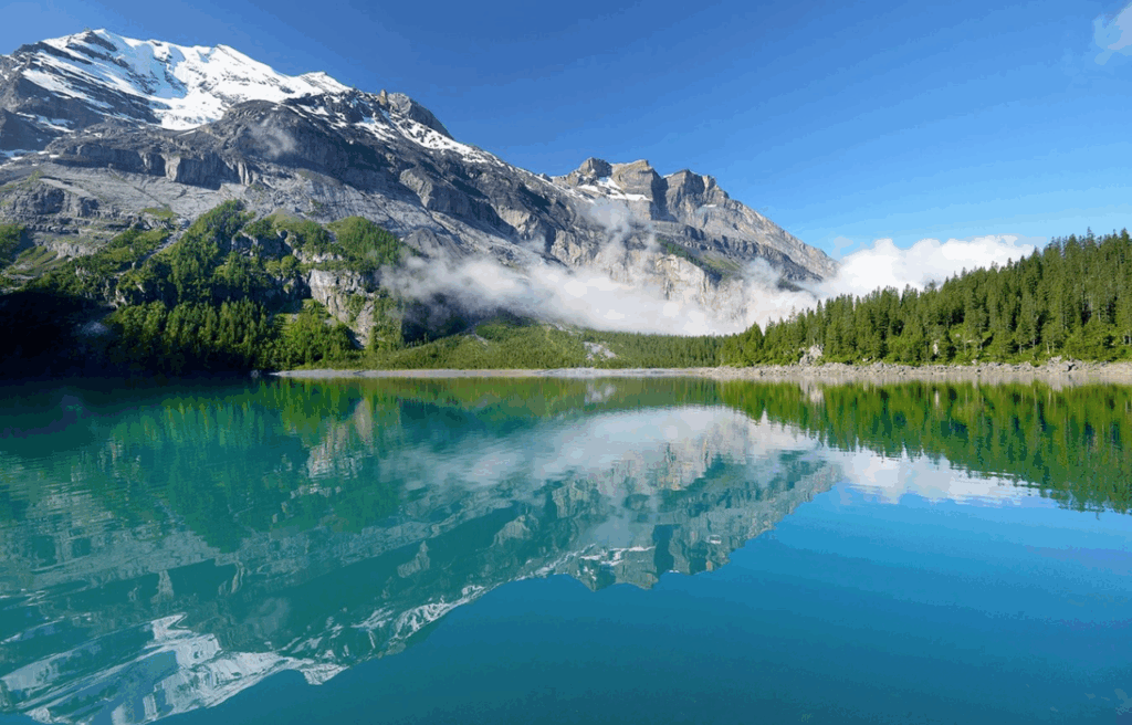 Cet incroyable lac suisse caché dans les Alpes est un paradis naturel à découvrir absolument