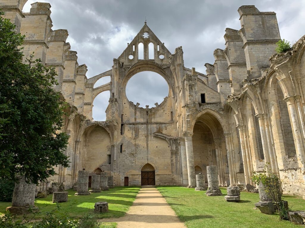 Classé parmi les plus beaux de France, ce village à 1h30 de Paris allie nature, patrimoine et sérénité 1