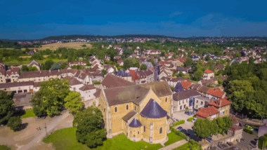Classé parmi les plus beaux de France, ce village à 1h30 de Paris allie nature, patrimoine et sérénité