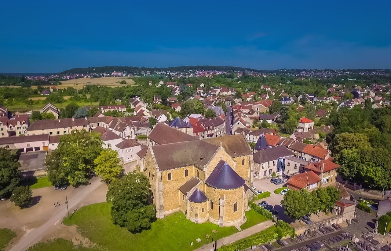 Classé parmi les plus beaux de France, ce village à 1h30 de Paris allie nature, patrimoine et sérénité