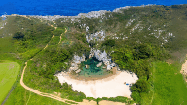 En pleine nature, cette plage sans mer visible est l’un des plus grands secrets du nord de l’Espagne