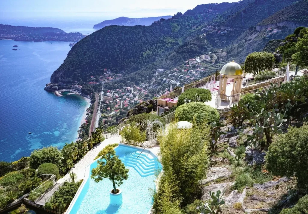 Entre ciel et mer, ce lieu d’exception sur la Riviera séduit stars et amateurs de gastronomie 1