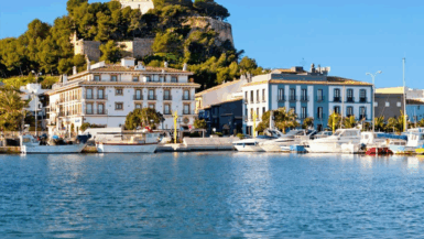 Entre mer turquoise, montagnes parfumées et ruelles fleuries découvrez ce trésor discret adoré des locaux !