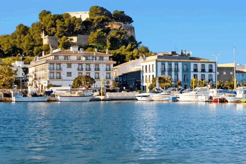 Entre mer turquoise, montagnes parfumées et ruelles fleuries découvrez ce trésor discret adoré des locaux !