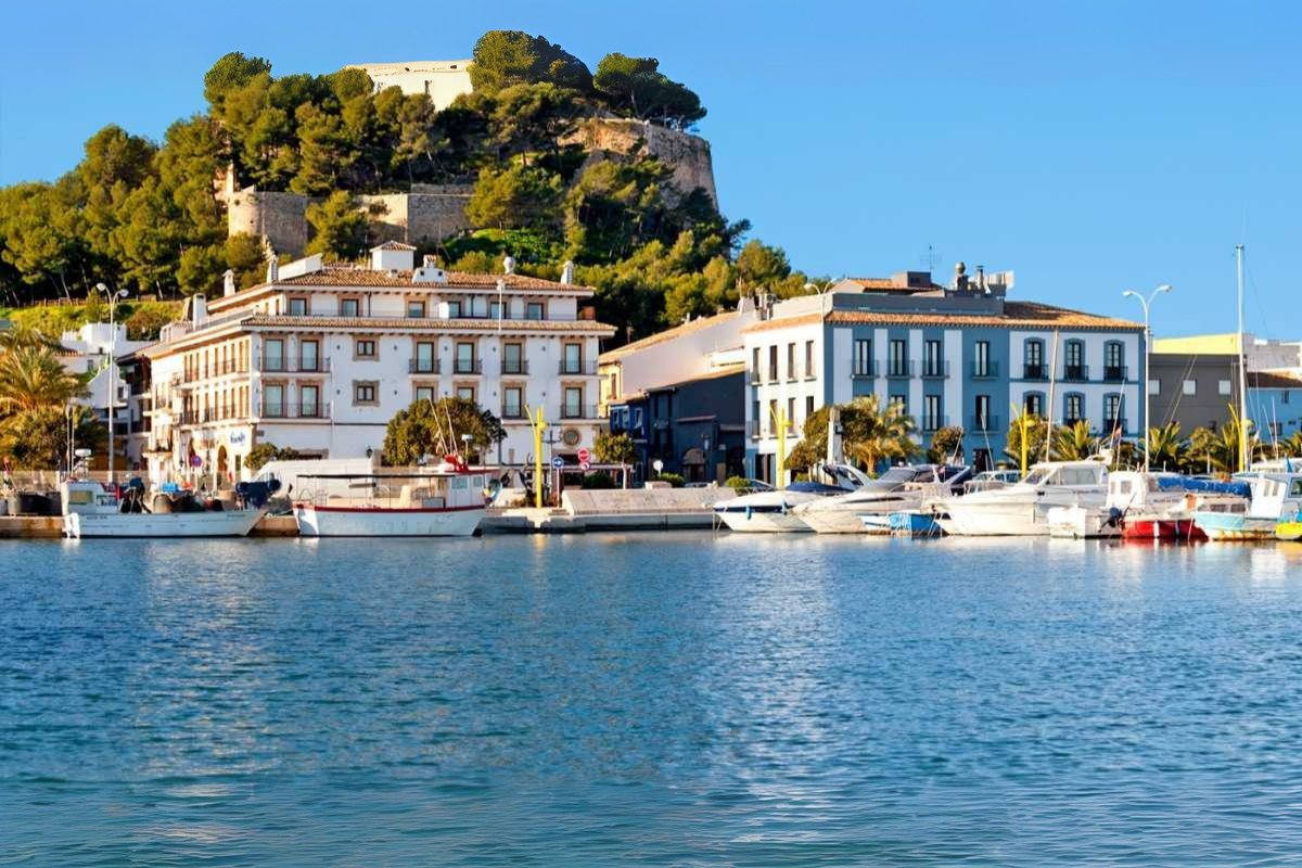 Entre mer turquoise, montagnes parfumées et ruelles fleuries découvrez ce trésor discret adoré des locaux !