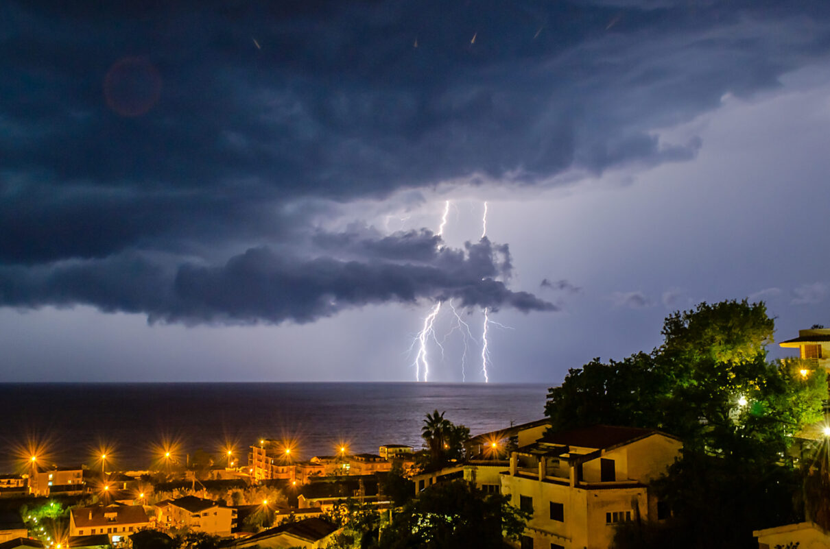 Incendies et orages : 3 départements en alerte rouge, 12 sous vigilance jaune ce mardi 8 juillet