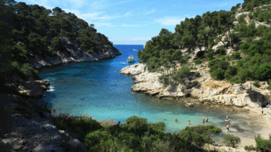 Loin des foules, cette crique préservée est la plus belle plage du Sud selon un classement 2025