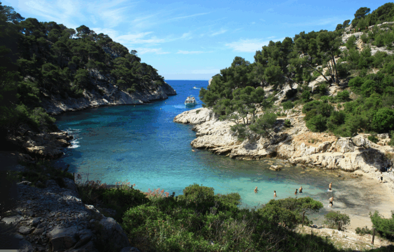 Loin des foules, cette crique préservée est la plus belle plage du Sud selon un classement 2025