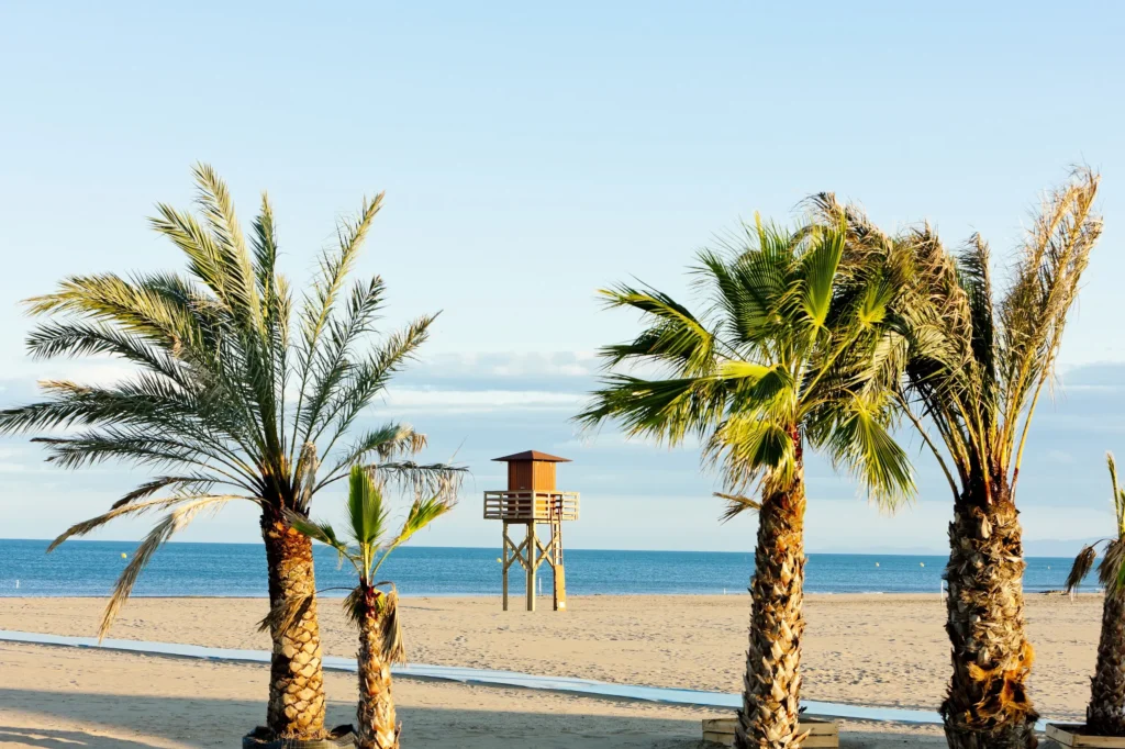 Moins chère que la Côte d’Azur, cette plage secrète séduit les vacanciers en quête de soleil 1