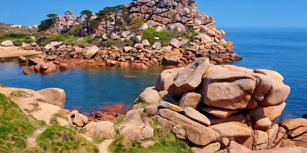 Plage secrète en Bretagne ce joyau aux airs de Bahamas séduit les vacanciers en quête de fraîcheur
