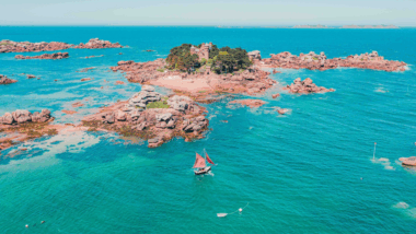 Plage secrète en Bretagne ce joyau aux airs de Bahamas séduit les vacanciers en quête de fraîcheur