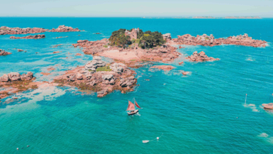 Plage secrète en Bretagne ce joyau aux airs de Bahamas séduit les vacanciers en quête de fraîcheur