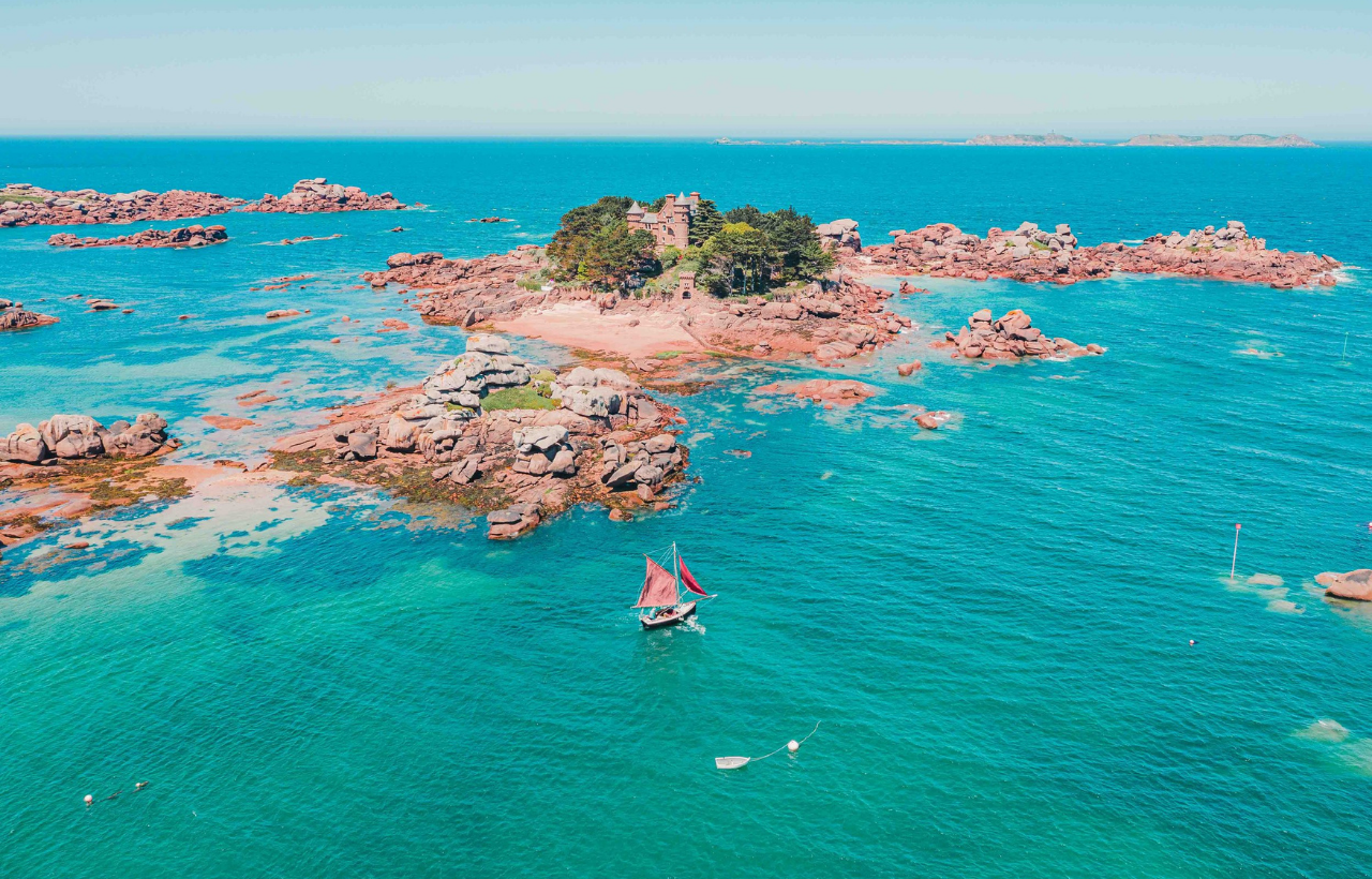Plage secrète en Bretagne ce joyau aux airs de Bahamas séduit les vacanciers en quête de fraîcheur