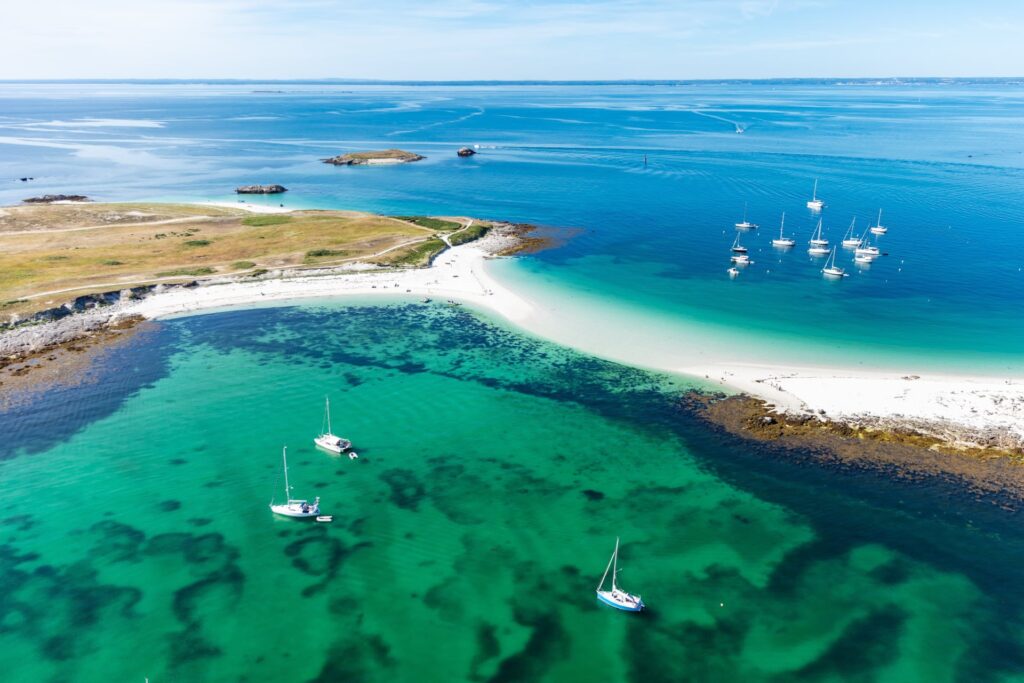 Plages de sable blanc et eaux turquoise ce joyau breton rivalise avec les plus belles îles du monde 1