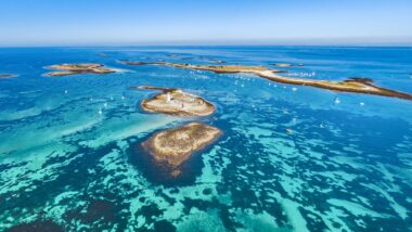 Plages de sable blanc et eaux turquoise ce joyau breton rivalise avec les plus belles îles du monde