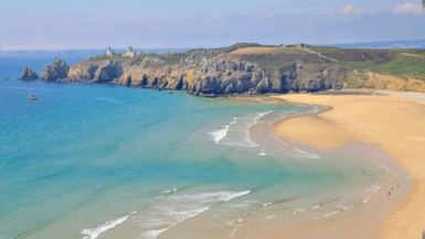 Pourquoi cette plage bretonne séduit-elle plus que les destinations stars de l'été