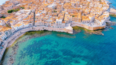 Ruines grecques, théâtre vivant et héritage byzantin plongez dans une ville hors du temps !