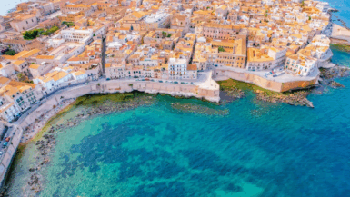 Ruines grecques, théâtre vivant et héritage byzantin plongez dans une ville hors du temps !