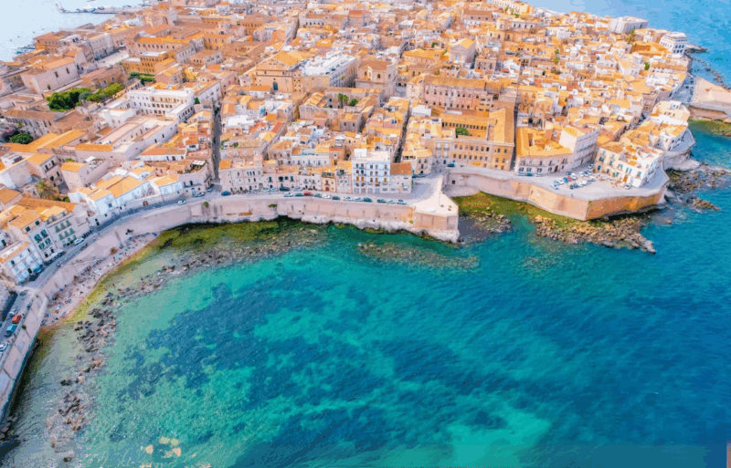 Ruines grecques, théâtre vivant et héritage byzantin plongez dans une ville hors du temps !
