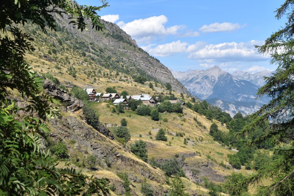 À 1 700 m d’altitude, ce village isolé des Hautes-Alpes promet un séjour hors du temps et sans wifi 1