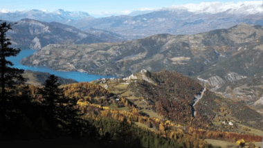 À 1 700 m d’altitude, ce village isolé des Hautes-Alpes promet un séjour hors du temps et sans wifi