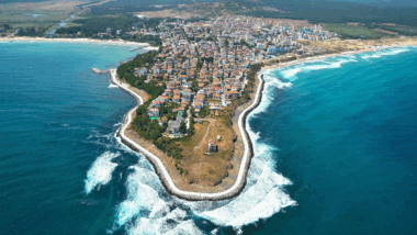 À 2h30 de Paris, cette île secrète dévoile ses plages secrètes dignes des Caraïbes