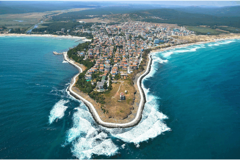 À 2h30 de Paris, cette île secrète dévoile ses plages secrètes dignes des Caraïbes