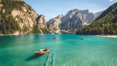 À moins d'une heure de Lyon, ce lac secret aux eaux turquoise émerveille les randonneurs
