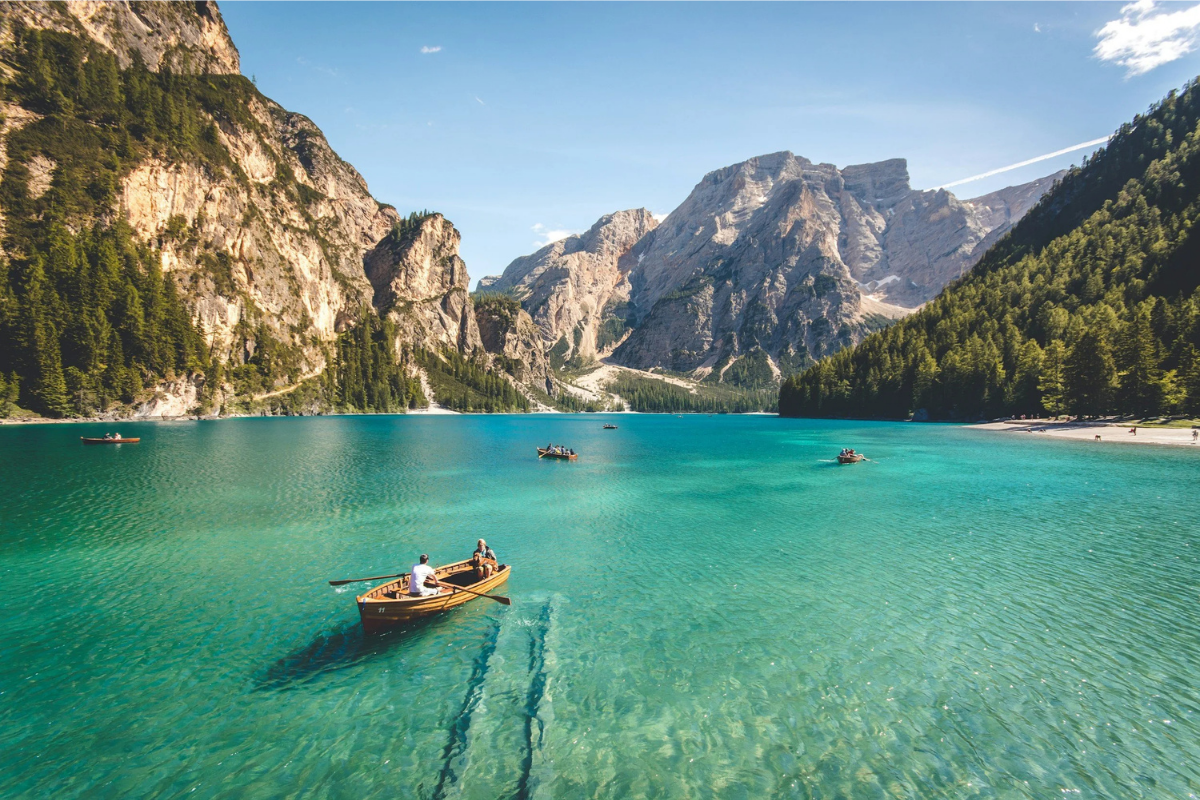 À moins d'une heure de Lyon, ce lac secret aux eaux turquoise émerveille les randonneurs