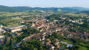 Bourgogne cette cité médiévale et son abbaye millénaire révèlent des trésors insoupçonnés