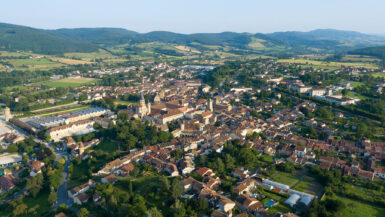 Bourgogne cette cité médiévale et son abbaye millénaire révèlent des trésors insoupçonnés