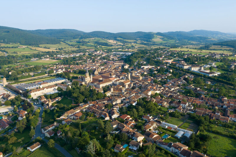 Bourgogne cette cité médiévale et son abbaye millénaire révèlent des trésors insoupçonnés