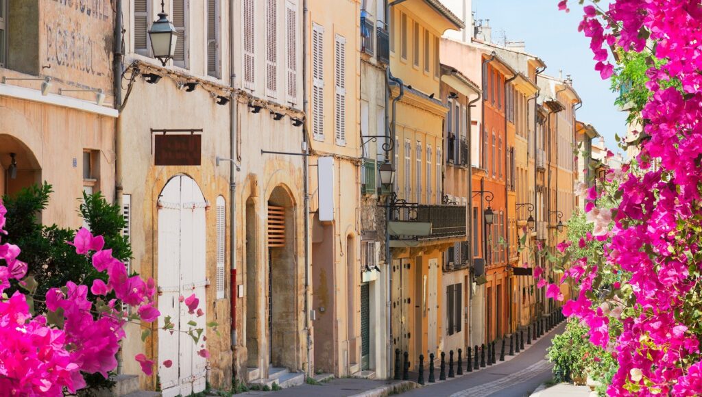 Cette ville provençale élue la plus paisible de France séduit par son charme et ses paysages envoûtants 1